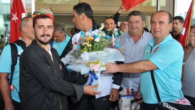 Manş yüzücüleri yurda döndü