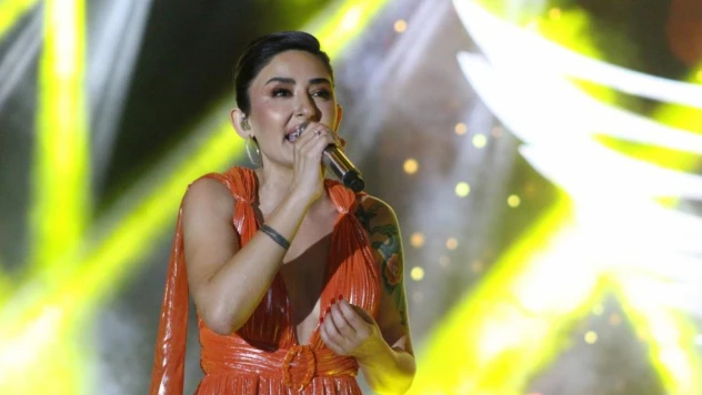 Melek Mosso sahnede özür diledi