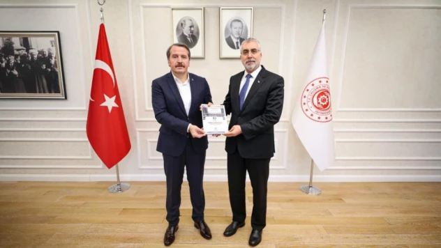 Memur-Sen tekliflerini Bakan Işıkhan'a teslim etti