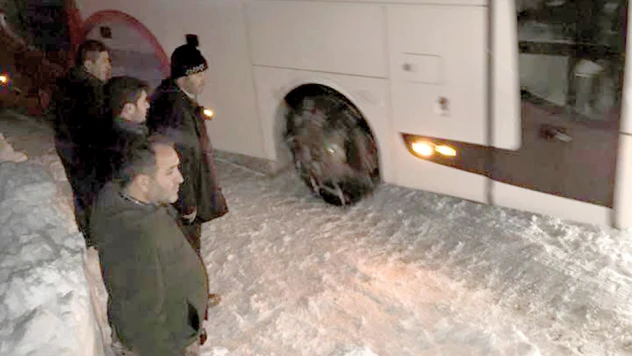 Milletvekili Demir, mahsur kalan yolcuların yardımına koştu
