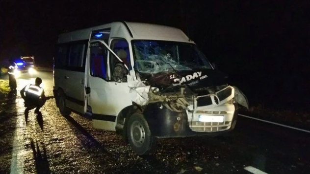 Minibüs ile traktör çarpıştı 2 YARALI