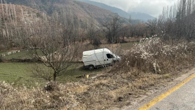 Minibüs tarlaya uçtu