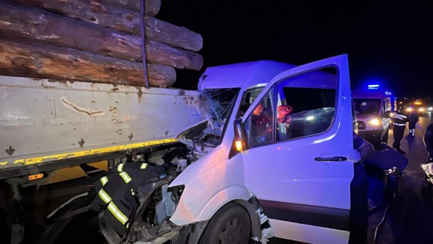Minibüs TIR'a ok gibi saplandı: 1 ölü, 20 yaralı