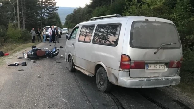 Minibüsle çarpışan motosikletin sürücüsü hayatını kaybetti