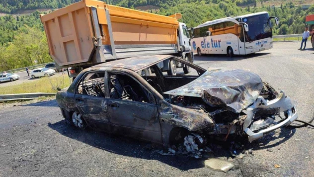 Minibüsle çarpışan otomobil alev aldı: 7 yaralı