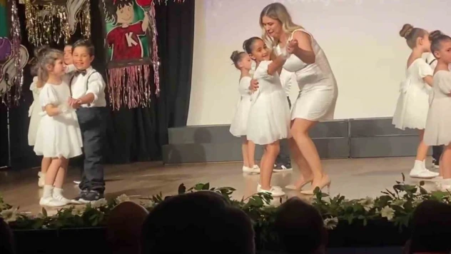 Sahnede Ayakkabısı Çıkınca İmdadına Öğretmeni Yetişti