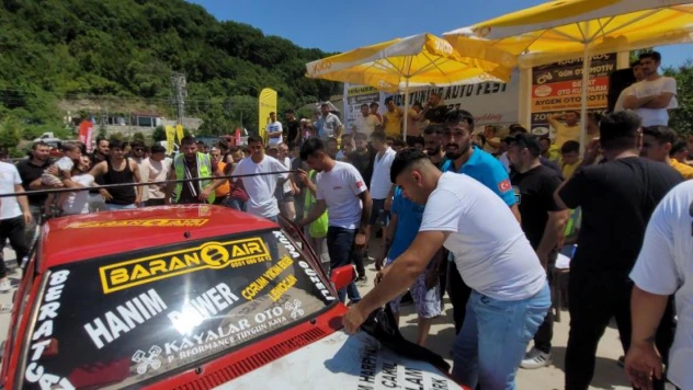 Modifiyeli araçlar ödül için yarıştı