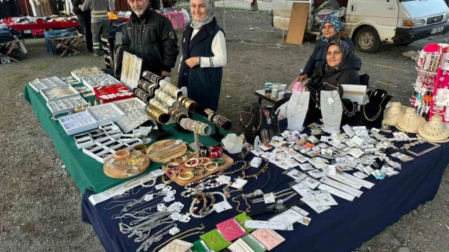 Mollabey'de Ucuzluk Pazarı Yoğun İlgi Görüyor