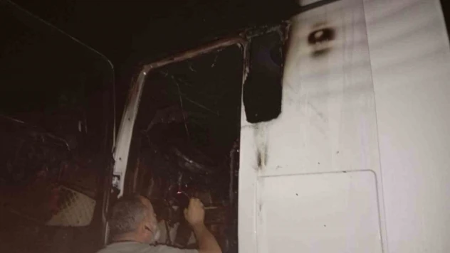 Motor Kısmından Alev Alan Tır Yandı