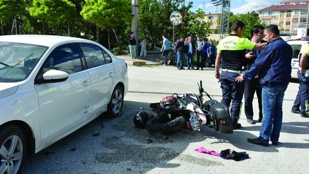 Motosiklet ile otomobil çarpıştı: 2 yaralı