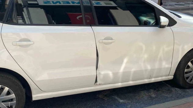 Otomobilin Açılan Kapısına Çarptı