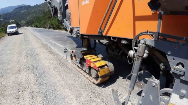 Sıcak Havaya Rağmen Asfalt Mesaisi