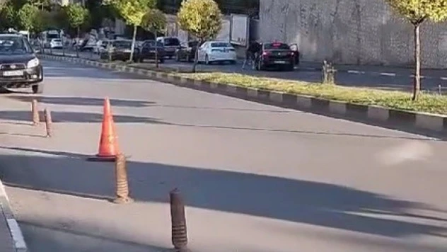 Sürücüyü Yumruklayıp, Otomobili Tekmeledi!