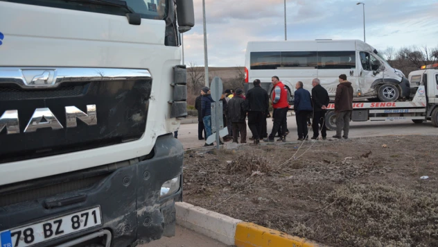 Öğrenci servisi ile kamyon çarpıştı: 5 yaralı