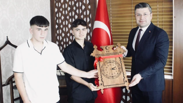 Öğrencilerden Kaymakam Uçar'a El Emeği Ahşap Saat Hediyesi