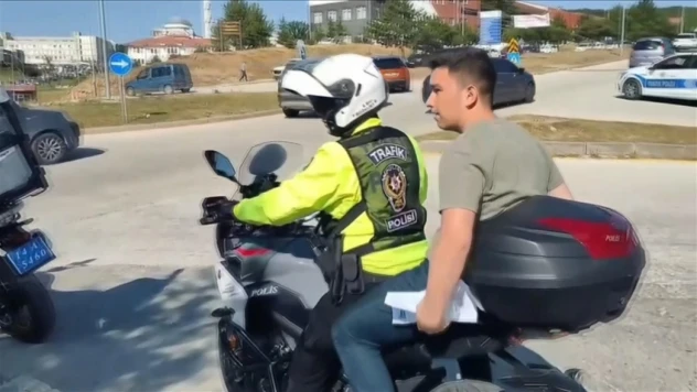 Öğrencilerin Yardımına Trafik Ekipleri Yetişti