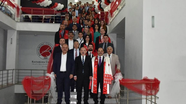 Öğretim üyeleri cübbelerini giydi