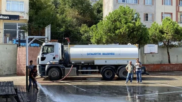 Okul bahçelerini temizlediler