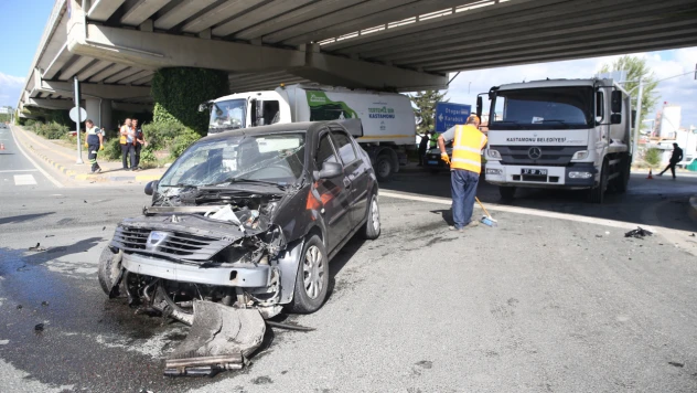 Okul Servisi İle Otomobil Çarpıştı: 4 Yaralı