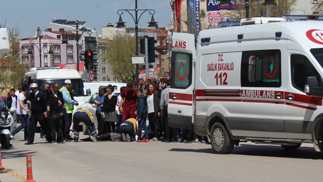 Okuluna giden öğrenciye araba çarptı