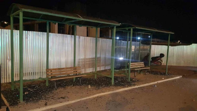 Otobüs Durağının Camlarını Kırdı