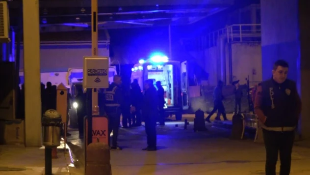 Otomobil Belediyeye Ait Kamyona Arkadan Çarptı