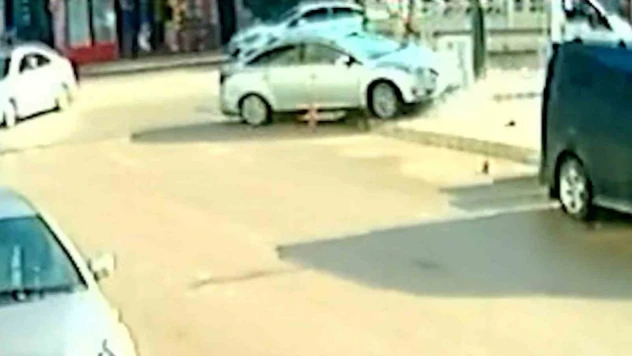 Otomobil Elektrik Panosuna Çarptı