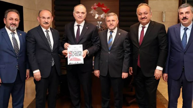 Otomobil Fabrikası dosyası Bakan Faruk Özlü'ye verildi