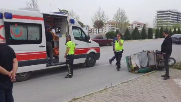 Otomobil ile Elektrikli Motosiklet Çarpıştı: 1'i Çocuk 3 Yaralı