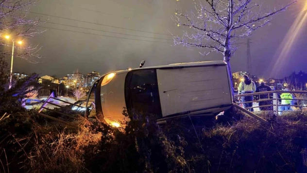 Otomobil İle Hafif Ticari Araç Çarpıştı: 3 Yaralı