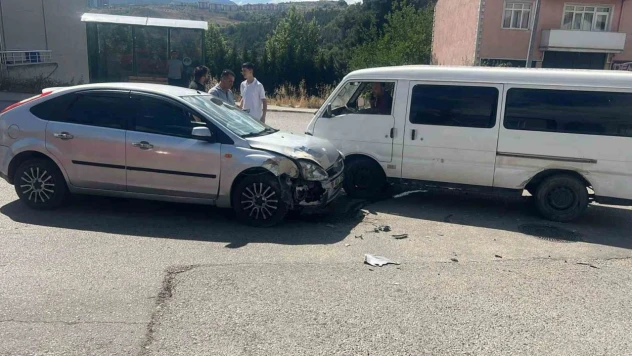 Otomobil İle Panelvan Minibüs Çarpıştı