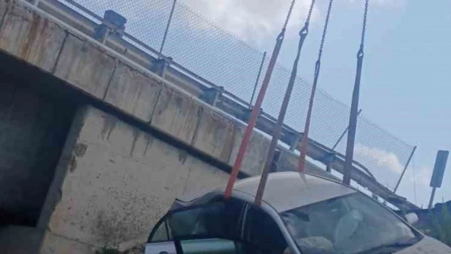 Otomobil Köprüden Uçtu: 2 Yaralı