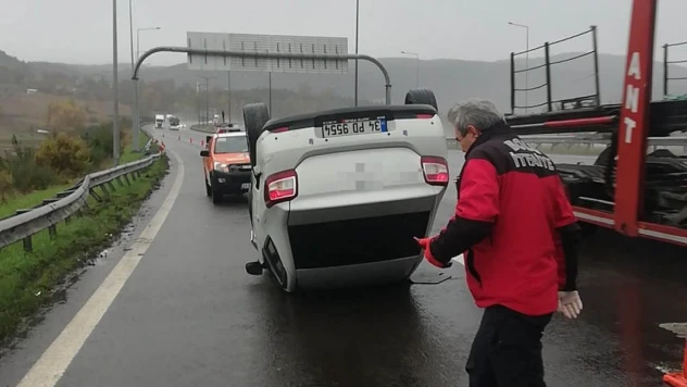 Otomobil Otoyolda Takla Attı: 2 yaralı