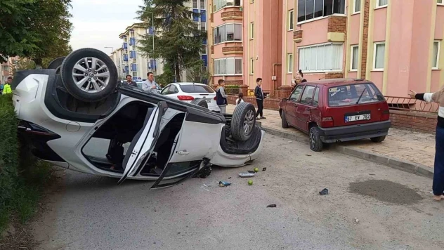 Park Halindeki Araca Çarpıp Ters Şekilde Durabildi: 3 Yaralı
