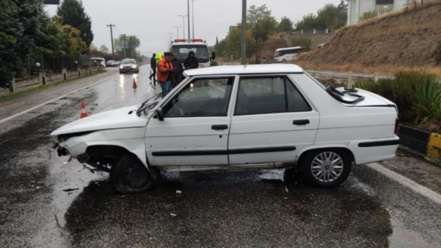 Otomobil refüje çarptı: 1 yaralı