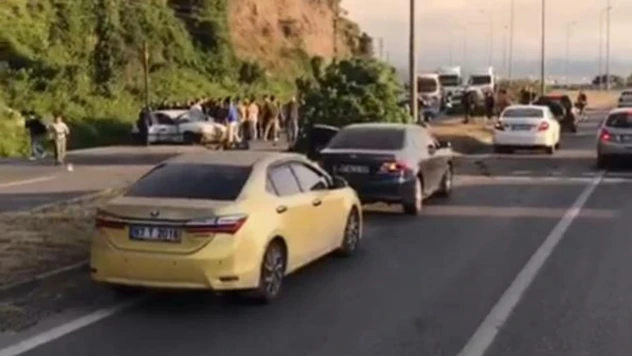 Otomobil Refüjü Aşıp Karşı Şeride Geçti: 4 Yaralı