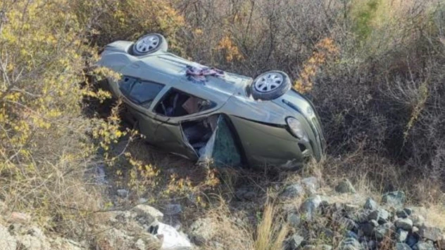 Otomobil Şarampole Yuvarlandı