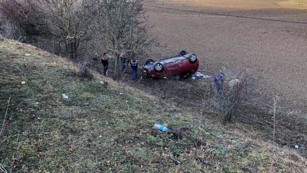 Otomobil tarlaya yuvarlandı: 1 ÖLÜ, 2 YARALI