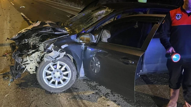 Otomobil TIR'a Çarptı: 1'i Ağır 2 Yaralı
