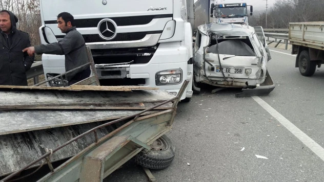 Otomobil TIR'ın altına girdi 1 yaralı