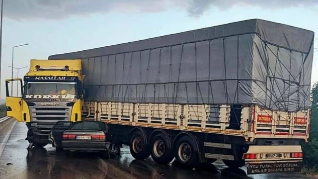 Otomobil Tırın Altına Girdi: 4 Yaralı