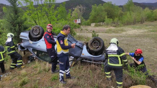 Otomobil Yağmur Nedeniyle Kayganlaşan Yolda Takla Attı