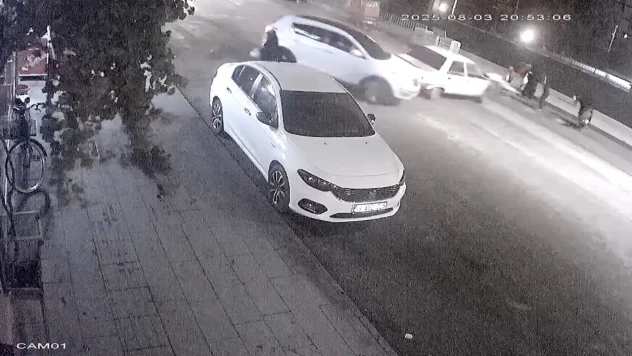 Otomobil, Yaya Geçidinde Duran Araca Çarptı: 2 Yaralı