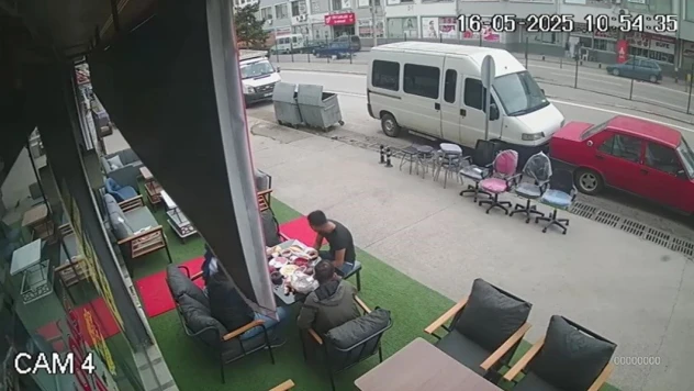 Otomobile Çarpmamak İçin Manevra Yapan Sürücü Yaralandı