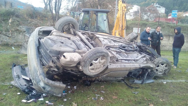 Otomobille futbol sahasına uçtu