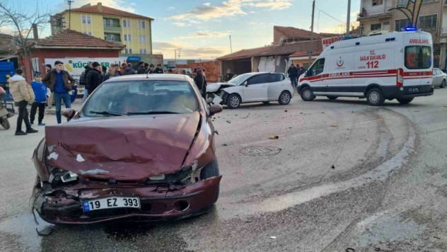 Otomobiller Çarpıştı: 3 Yaralı