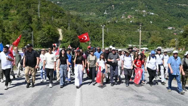 Özdağ, İstiklal Yolu'nda yürüyüşe başladı