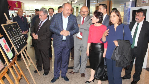 Özel öğrenciler sergilerini açtı