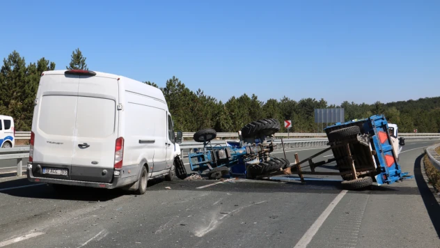 Panelvan ile traktör çarpıştı: 2 yaralı