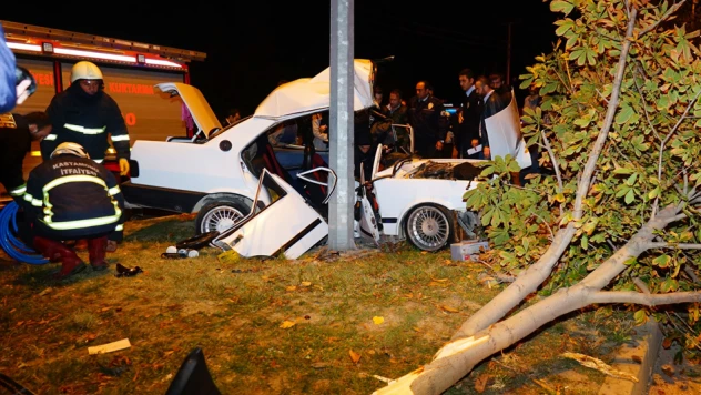Paramparça olan otomobilden sağ çıktılar